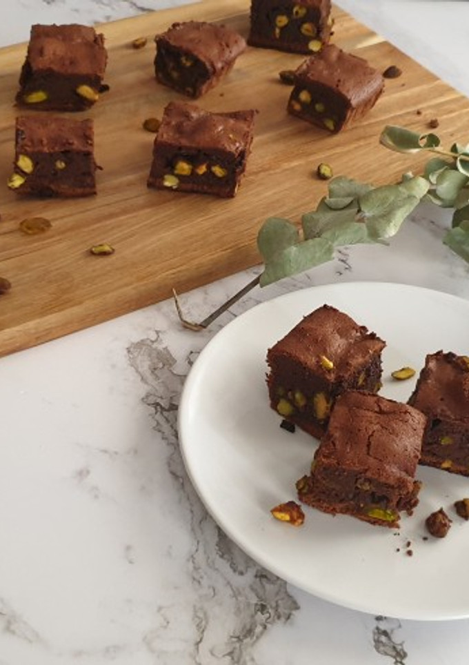 Una foto de Brownie con pistachos
