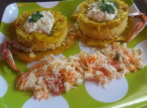 Una foto de Timbal de cangreja en arroz con crema ácida y ensalada marinera