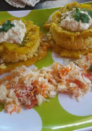 Una foto de Timbal de cangreja en arroz con crema ácida y ensalada marinera