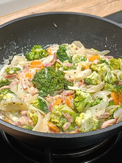 Una foto de Wok de brócoli con bacon en salsa Camembert al Jerez