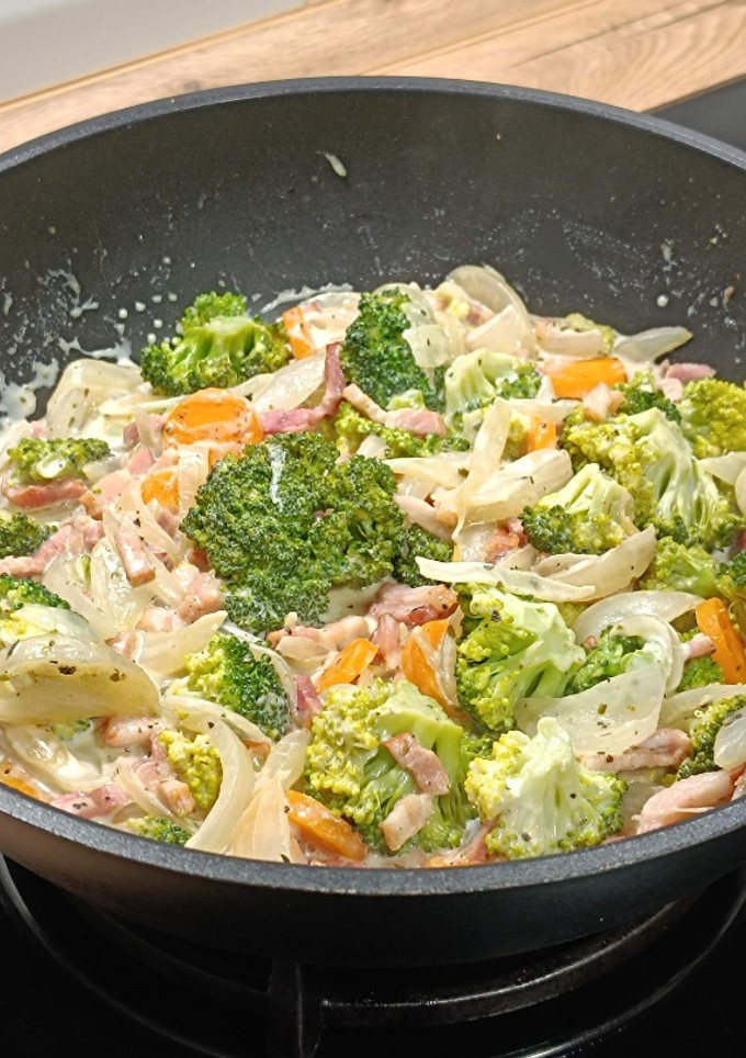 Una foto de Wok de brócoli con bacon en salsa Camembert al Jerez