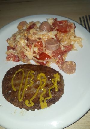 Una foto de Ensalada de repollo y salchichas con Paty express