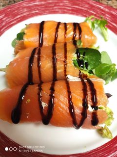 Una foto de Rollito de salmón con ensalada