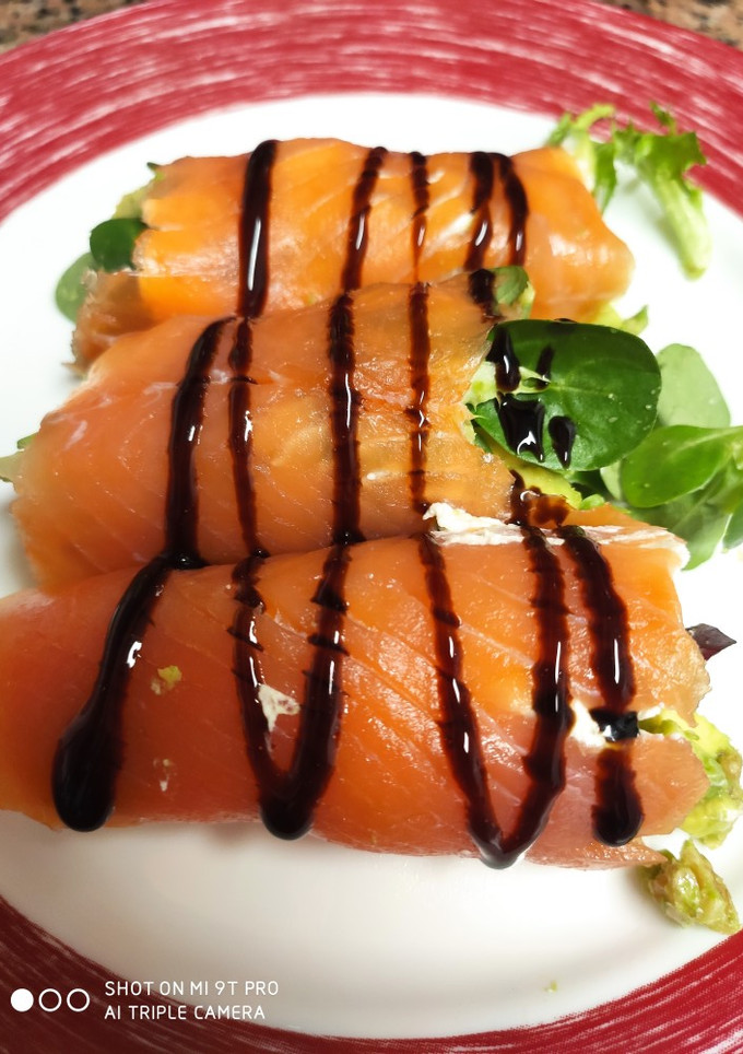 Una foto de Rollito de salmón con ensalada
