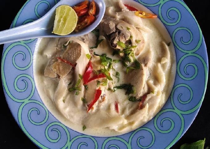 Tom Kha Gai (Thai Coconut Chicken Soup)