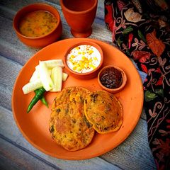 A picture of Bathua puri (without boiling).