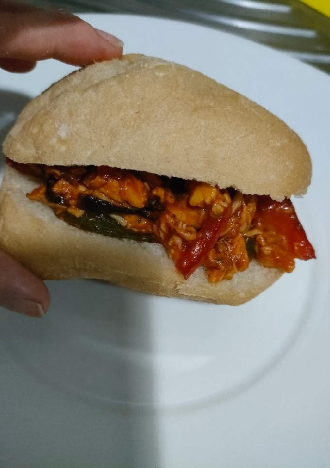 Una foto de Mollete de pollito con pimientos