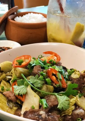 Hình của món Gân bò xào dưa cải.