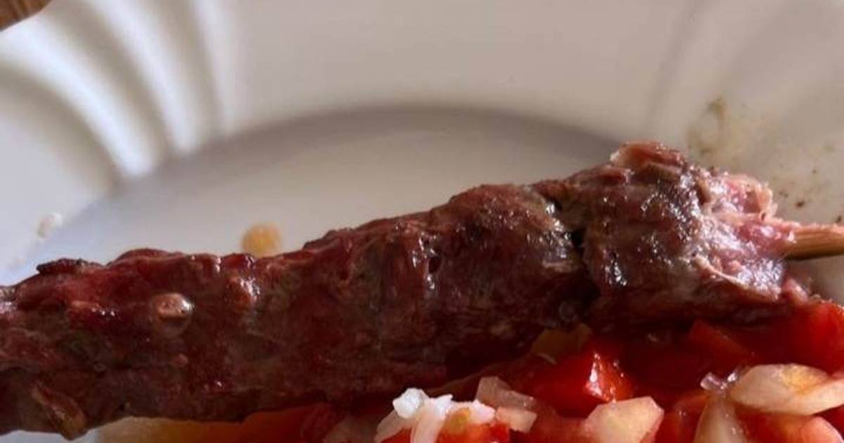 Espetinhos de carne com pimentão, bacon e cebola Receita por Cibele Silva -  Cookpad