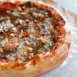 Pizza de gorgonzola, pesto y nueces