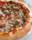 Pizza de gorgonzola, pesto y nueces