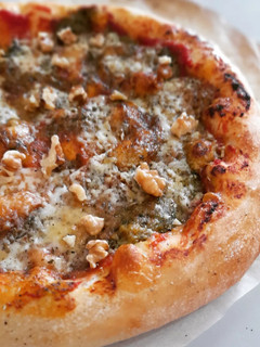 Una foto de Pizza de gorgonzola, pesto y nueces