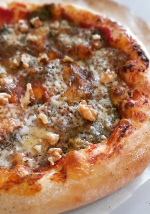 Una foto de Pizza de gorgonzola, pesto y nueces