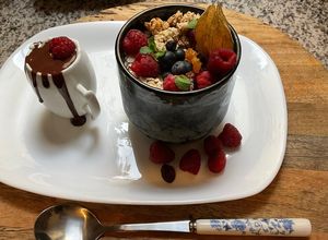 Une photo de 🥞🍯 Healthy breakfast avoine chia ☕️ fruits rouges 🍓🍒🫐