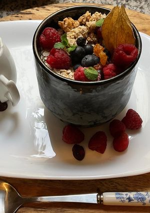 Une photo de 🥞🍯 Healthy breakfast avoine chia ☕️ fruits rouges 🍓🍒🫐