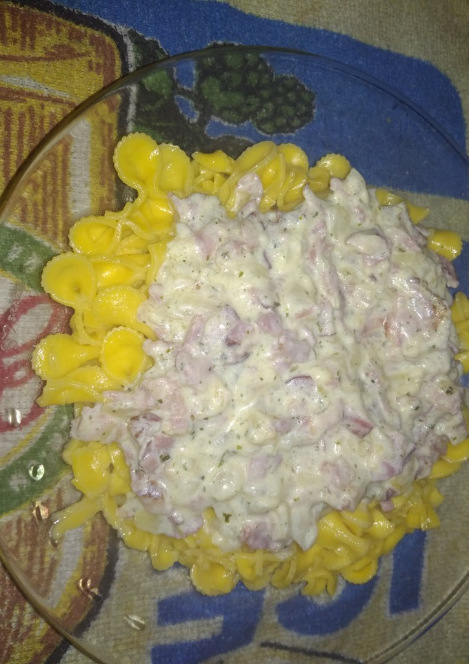 Una foto de Pasta con salsa carbonara🤤😍