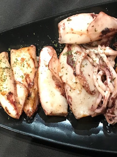 Una foto de Chipis a la plancha con aceite de perejil
