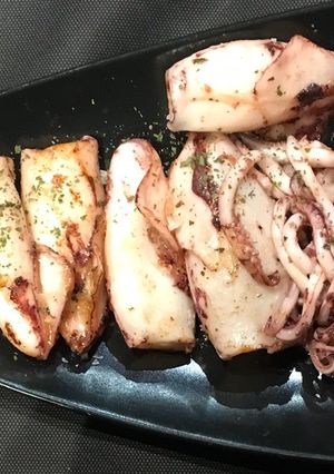 Una foto de Chipis a la plancha con aceite de perejil