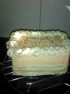 Una foto de Tarta de vainilla con relleno de compota de manzana