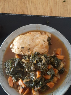 Una foto de Pollo con espinacas