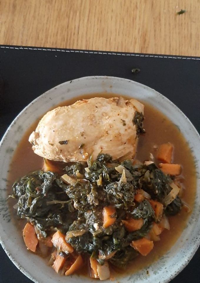 Una foto de Pollo con espinacas