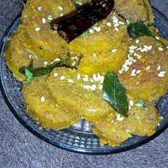 A picture of Dudhi na muthiya.