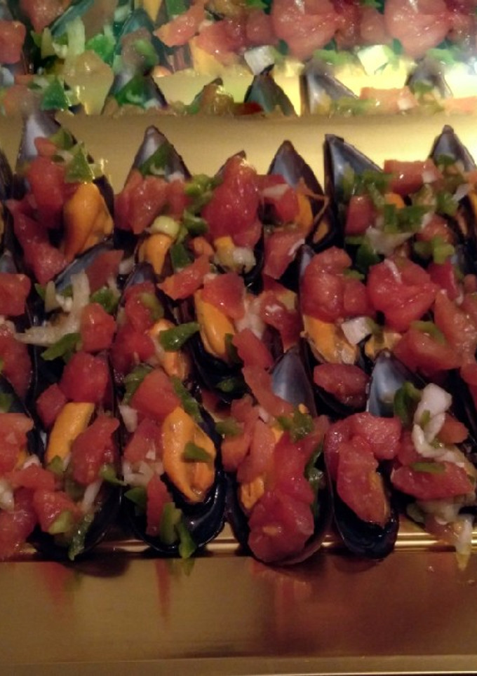 Una foto de Mejillones con pipirrana