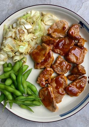 รูปของ สเต็กหมูสันในผัดเนยอบซอส โฮมเมดHomemade sauce-butter baked pork tenderloin steak
