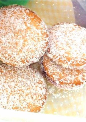 Una foto de Galletas de coco y mermelada de fresa para niños muy tiernas