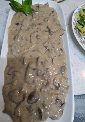 A picture of Beef stroganoff.