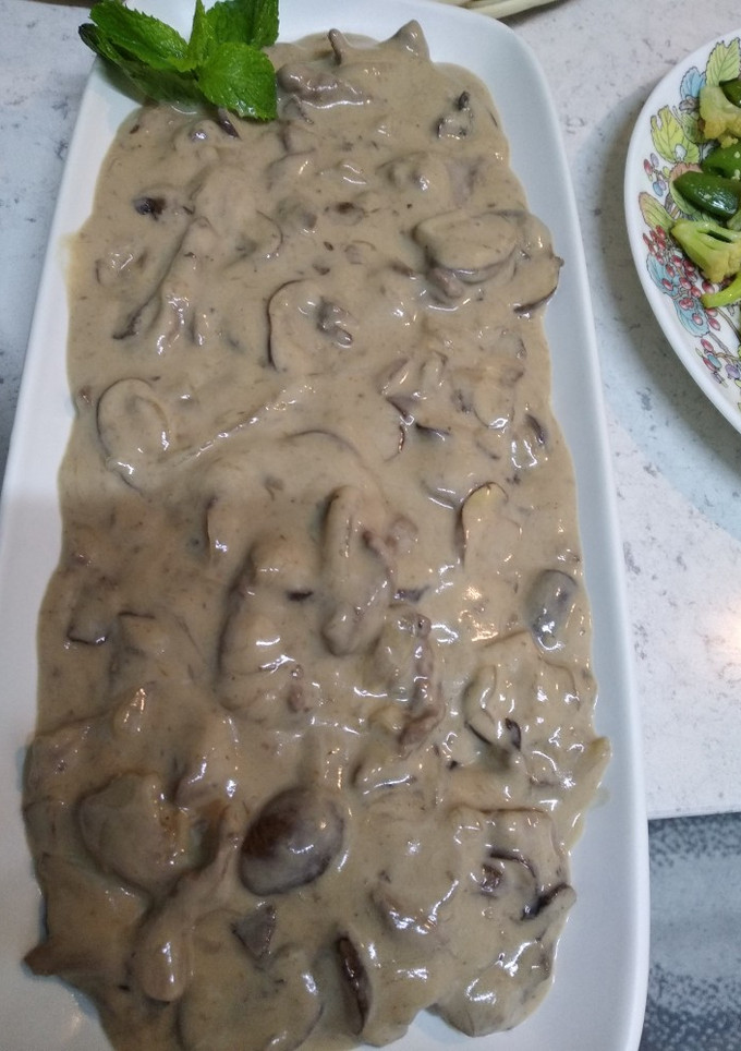 A picture of Beef stroganoff.
