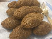 Una foto de carne y bulgur