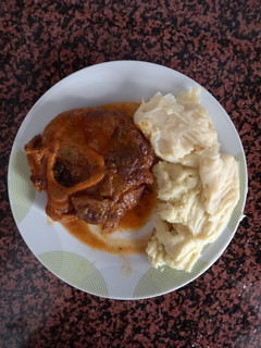 Una foto de Ossobuco de ternera estofado y puré de patata