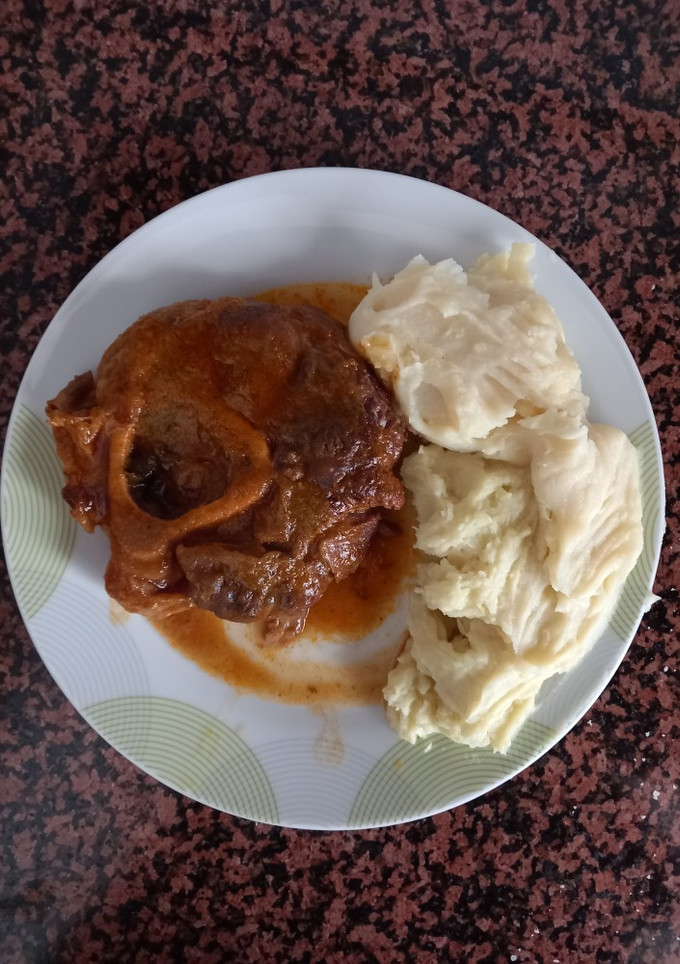 Una foto de Ossobuco de ternera estofado y puré de patata