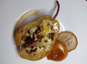 Una foto de Peras al horno con queso azul, miel y nueces