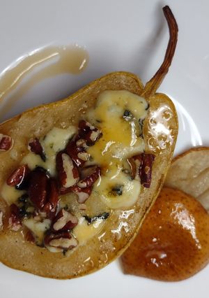 Una foto de Peras al horno con queso azul, miel y nueces