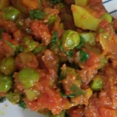 A picture of Aloo Gajar Matar.