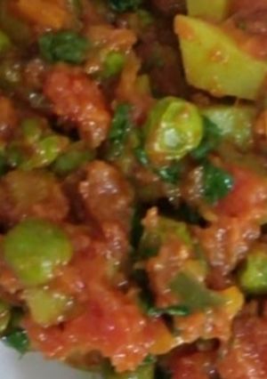 A picture of Aloo Gajar Matar.