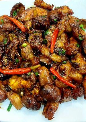 Hình của món Cá tầm kho tộ với quả cọ.