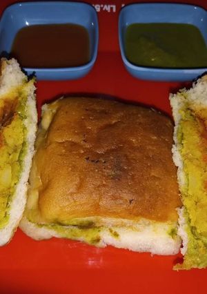 A picture of Vadapav.