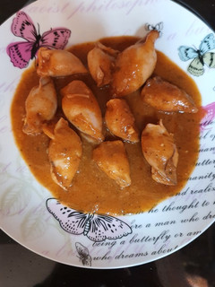 Una foto de Calamares rellenos en salsa