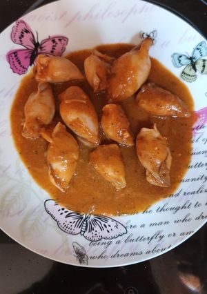 Una foto de Calamares rellenos en salsa