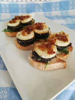 Una foto de Tostas de morcilla y queso de cabra con cebolla caramelizada