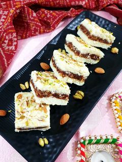 ડ્રાયફ્રુટ સેન્ડવીચ બરફી (Dryfruit Sandwich Barfi Recipe In Gujarati) રેસીપી મુખ્ય ફોટો