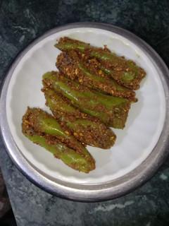भरवा बेसन मिर्च(Bharwa besan mirch recipe in Hindi) रेसिपी मुख्य फोटो