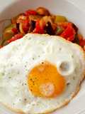 Pisto con huevo de campo