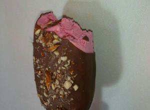 Una foto de Paleta tipo Magnum casera fresas con crema