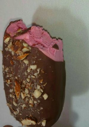 Una foto de Paleta tipo Magnum casera fresas con crema