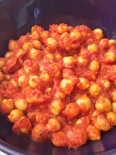 Una foto de Garbanzos especiados (chana masala)