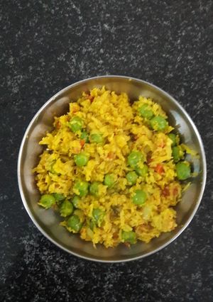 A picture of Grated Cauliflower and green peas.